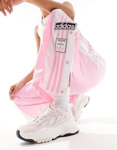 Schoenen van adidas Originals Strik je veters en ga op pad Model met laag profiel Met treklusje aan achterkant om makkelijk aan te trekken Sluit met veters Gewatteerde kraag Signature adidas-branding Dikke zool Gripprofiel met textuur Masha Popova, Lola Bunny, Adidas Branding, Pink Theme, Adidas Fashion, Pink Themes, Profile Design, Pull Tab, Low Profile