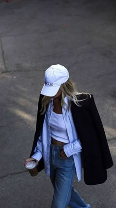 Layered Winter Outfits Street Style, Cap Outfit Winter, Minimalist Autumn Outfit, Cap Winter Outfit, Ny Hat Outfit, White Cap Outfit, Cap Street Style, Europe Fall Outfits, Layering Street Style