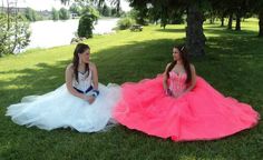 Prom Best friends for life <3 Prom Pictures Friends, Quinceanera Poses, Prom Pictures Group, Prom Pictures Couples, Prom Picture Poses, Prom Picture, Friendship Photography, Prom Pics, Prom 2015