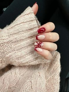 Bow Nails Valentines, Holiday Nails Natural Nail, Xmas Nails Ideas 2024, Nails For Christmas Red, New Year Christmas Nails, Winter Nails Inspo Aesthetic, Christmas Nails Bow Presents, New Year And Christmas Nails, Nails Christmas And New Years