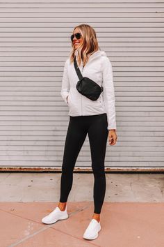 Black And White Sporty Outfit, Lululemon Purse Outfit, Cute Fanny Pack Outfit, Lululemon Fanny Pack Outfit, Black Fanny Pack Outfit, Fanny Bag Outfit, Fannypack Outfit, Lulu Fanny Pack, Outfit With Purse