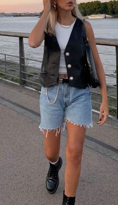 Short Dress With Pants Outfit, Outfits Con Bermudas, Nyc Outfits Summer Street Styles, Vest Outfits For Women Summer, Festival Outfit 2024, Oversized Jean Shorts, All Black Summer Outfits, Jean Shorts Outfits, Denim Shorts Outfit