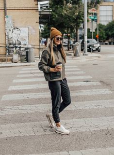 Jlo Style Casual, Casual Sporty Winter Outfits, Sporty Casual Winter Outfits, Jogger And Flannel Outfit, Minimalist Tomboy Style, Weekend Athleisure Outfit, Fall Outdoor Outfits Women Casual, Winter French Fashion, Joggers Winter Outfit Women