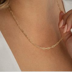 P A P E R C L I P - N E C K L A C E  The Paperclip Necklace is a minimalist style that will elevate your everyday outfit. It's dainty, simple, and straight to the point. Wear alone or add an initial or birthstone pendant from our amulets collection. - or layer multiple of the same for a current and modern aesthetic. * Material: High Quality Stainless Steel * Finish: Sterling Silver ∙ 14K Gold * Link Dimensions: ~ 2.5mm x 4.5mm * Chain Length: ~ 45 + 5cm  H O W ∙ T O ∙ O R D E R * Select your fin Simple Everyday Chain Necklace, Simple Yellow Gold Chain Necklace, Aesthetic Material, Elegant Pouch, Best Friend Birthday Gift, Paperclip Necklace, Friend Birthday Gift, Birthday Gifts For Best Friend, Gold Link