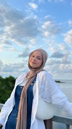 Tugba Dursun is a celebrity from İstanbul, Turkiye. Follow İnstagram & Tiktok : @tugkiara Tutorial Hijab Pashmina, Rekomendasi Outfit, Pashmina Hijab Tutorial, Arabian Beauty Women, Nutrition And Dietetics, Friend Poses Photography, Hijabi Outfits Casual, Women's Portrait Photography