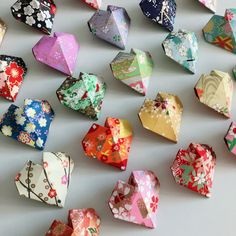 many origami hearts are arranged on a table