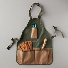 an apron with two knives and gloves in it