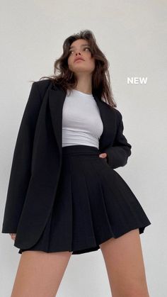 Black Tennis Skirt Outfit, Outfit Nero, Black Tennis Skirt, Black Skirt Outfits, Trendy Skirts, Teenage Fashion Outfits, Looks Vintage