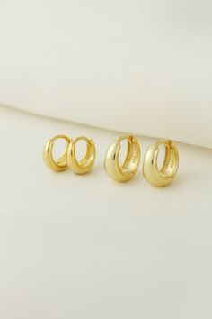 18k Gold Vermeil Earrings, Tarnish Resistant Huggies Gold Hoops, Tarnish Resistant Minimalist Gold Huggie Hoop Earrings. Beautiful Dainty Huggies To wear every day! If you are looking for quality earrings that keeps its shine, these are ideal for you. Dimensions: ----------Small-------------- Dome Width: 4mm Outer Diameter: 10mm Inner Diameter: 6.5mm ----------Large-------------- Dome Width: 4.5mm Outer Diameter: 12.5mm Inner Diameter: 9mm Purchasing Option: Single Piece Refers To 1 Individual P Simple Gold Huggie Earrings Tarnish Resistant, Simple Gold Huggie Earrings As Gift, Gold Huggies, Vermeil Jewelry, Huggie Hoop Earrings, Girls Earrings, Gold Hoops, Jewelry Earrings Hoops, Huggies Earrings