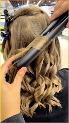 Você está procurando inspiração para o seu penteado? Confira gostou? nos segui para mais殺😊 Ghd Curls Tutorial, Ghd Curls, Easter Hairstyle, Curls Tutorial, Waves Tutorial, Curl Tutorial, Flat Iron Curls