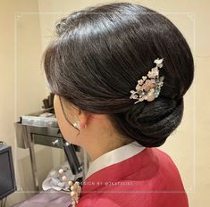 Mom Hairdo, Korean Attire, Mommy Hair, Mommy Hairstyles, Mom Hairstyles, Batik, Kdrama, Hair Makeup, Hair Styles