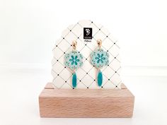 These ceramic-style earrings are made from lightweight polymer clay. They are glazed with a turquoise blue stain, which glimmers just like a true piece of ceramic but without the weight. A modern twist on a southwestern flair!  Quality Assurance Items in my shop are tried and tested! I only use quality materials, durable structures, and all metal findings are nickel free. If you would like to upgrade to 18k gold, 954 Sterling Silver, or clip-on earrings, just send me a message and for a small fee I can do that for most earrings! 𖡼𖤣𖥧𖡼𓋼𖤣𖥧𓋼𓍊Artist's Reminder!𖡼𖤣𖥧𖡼𓋼𖤣𖥧𓋼𓍊 All of my products are individually handmade, and therefore may have small imperfections. It is always a good idea to remove your accessories before going into any water, and store in a dry environment.  Gift O Turquoise Dangle Earrings In Polymer Clay, Turquoise Bohemian Polymer Clay Earrings, Bohemian Turquoise Polymer Clay Earrings, Ceramic Style, Blue Stain, Earrings Turquoise, Daisy Earrings, Bleu Turquoise, Earrings Unique