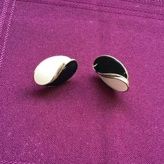 A stylish pair of Black and White enamel clip-on earrings. Oval in shape, they have a very Yin and Yang feel to them.  A smart accessory to add to any outfit, they could be worn night or day. A great gift idea for someone who loves and wears clip-ons. Measuring approx 2.5cm(1 inch), they are in very good condition. Please note photos are taken to show accurate colour and detail. Colours may vary depending on lighting, and your computer settings. If there are any questions please ask before purch Yin And Yang, To My Mother, Enamel Earrings, Lovely Earrings, Vintage Button, Earrings Vintage, White Enamel, Yin Yang, Vintage Earrings