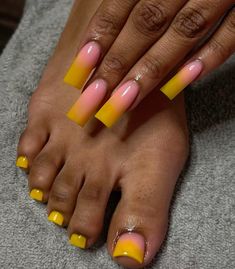 Black And Yellow Nails, Matching Nails, Girly Nails, Stilleto Nails Designs, Gel Toe Nails, Back To School Nails, Nail Techniques, Cute Simple Nails, School Nails