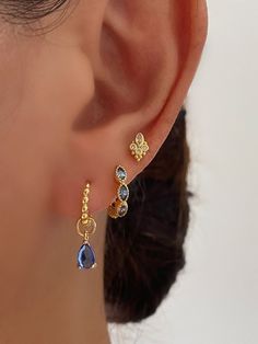 Blue And Silver Ear Piercings, Hoop Earrings Sets, Cute Gold Earring Stacks, Blue And Gold Earring Stack, Earing Ideas Gold, Gold Earrings With Stones, Blue Earring Stack, Earing Stack Gold, Blue Piercings