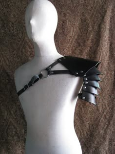 This is a unisex all leather armor piece that sits on the shoulder. It is sold individually and has buckle on both side so it can be worn on either shoulder. The leather shoulder plates are articulated to allow movement of the arm. This size is fits all, but proportionally large Shoulder Armour Dress, Medieval Shoulder Armor, Black Leather Cosplay Harness, Black Gothic Leather Harness, Black Leather Punk Harness, Archery Armor, Leather Pauldron, Armor Outfit, Shoulder Plate