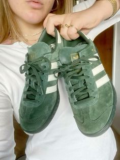 Green Adidas Hamburg, Green Hamburg Adidas, Adidas Green Shoes, Shoes Fall 2024, Adidas Hamburg Green, Green Adidas Outfit, Cool Girl Sneakers, Fall Shoes 2024