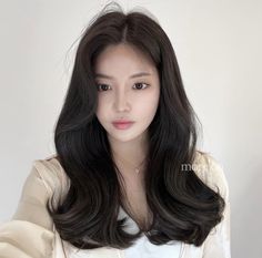 Asian Blowout Hair, Model Potongan Rambut Wanita, Asian Hair Wavy, Side Parted Bangs, Korean Side Bangs, Korean Wavy Hair, Korean Long Hair, Asian Long Hair, Hairstyle Girl