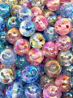 many different colored beads are shown in this close up photo, including blue and pink