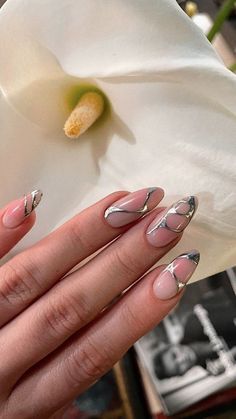 Get your nails ready for fall with these cozy and warm designs! 🍂 Think rich colors and autumnal patterns that perfectly capture the season. #NailInspo #FallNails Metallic Nails Design, Unghie Sfumate, Chrome Nails Designs, Soft Nails, Metallic Nails, Silver Nails, Minimalist Nails, Dream Nails, Fire Nails