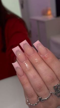 Classy French Tip Nails Medium, Cute French Tip Design Nails, French Tip Colors Ideas, Short Pretty Nails Acrylic, Nails Acrylic Cute Simple, Easy Cute Acrylic Nails, Square Nails Pink Design, Light Pink French Tip Acrylic Nails, Short Pink Nail Inspo Acrylic