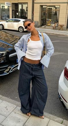 Carrie Bradshaw Outfits Casual, Summer 2025 Trends, Fairy Tale Creatures, Mode Tips, Looks Pinterest, Quoi Porter, Denim On Denim, Platform Clogs, Polo Top