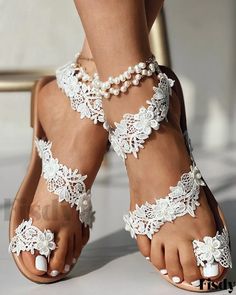 Fisdy - Exquisitas sandalias de playa bohemias con tiras florales de encaje de guipur para un look costero chic Beach Wedding White, Bohemian Beach Wedding, Travel Sandals, Bohemian Sandals, Sandals Patterns, Lace Sandals, Lace Flats, Toe Post Sandals, Chic Type