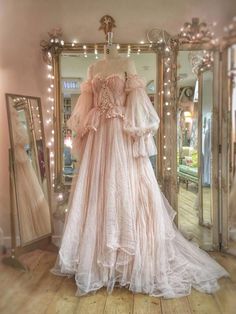 Gaun Abad Pertengahan, Ethereal Dress, Prom Dress Inspiration, Bohol, Fantasy Gowns, Pretty Prom Dresses, Fairytale Dress, Fantasy Dress, Really Cute Outfits