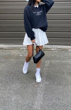 Skirt With A Sweater Outfit, Skirts And Crewnecks, White School Skirt Outfit, Cropped Jumper Outfit Winter, White Sneakers Skirt Outfit, Sweatshirts And Skirts Outfit, Baggy Jumper And Skirt, Skirt With Baggy Sweater, Sweater With Tennis Skirt