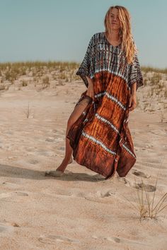 Gorgeous hand tie dyed plant viscose kaftan crafted in a harmonious collaboration of indigo, rust, and caramel dyes. This versatile piece provides a bohemian boxy shape, but comes with a matching fabric belt to cinch in for a tailored fit or use as an elegant hair band. Perfect for a cover-up to get out of the sun, or throw it on for immediate upscale boho style. As part of Gardenbelle Shop's commitment to quality and unique fashion, this kaftan embodies both comfort and chic sophistication. Emb Gardenbelle Shop, Festival Concert Outfit, Flowy Outfit, Plus Size Festival, Hand Tie, Outfit Plus Size, Mode Boho, Coverup Beach, Elegant Hair