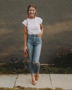 Anna Marie, Fashion Photoshoot, Mode Inspiration, White Tee, Utility Jacket, Outfits Casuales, Primavera Estate, Simple Outfits