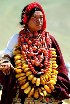 Impressive Khampa Finery displayed at Tibet's litang horse festival 2007 - an impressive mass of family ornaments - worn only on special occasions, and for the special fashion parade probably borrowed from a range of relatives Desert Dreamer, Tibetan Jewelry, We Are The World, Folk Costume, World Cultures, Mongolia, Ethnic Jewelry, Anthropology