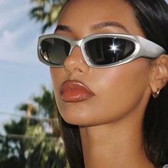 Swift Oval Futuristic Sunglasses Y2k Sunglasses, Silver Sunglasses, Fashion Mirror, Stylish Glasses, Trendy Sunglasses, Trik Fotografi, Estilo Punk, Vintage Glam, نظارات شمسية