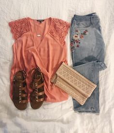 Best Summer Dresses, Pretty Top, Embroidered Jeans, Complete Outfits, Edgy Outfits, Fall Sweaters, Coral Color, Outfits Casuales