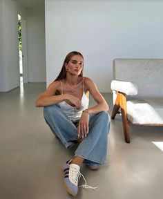 Trainer Trends 2024: 8 Styles More Current Than Sambas This Summer | Who What Wear UK Trainers Outfit, Style Désinvolte Chic, Basket Noir, Office Outfits Women, Rosie Huntington Whiteley, Mode Inspo, Work Outfits Women