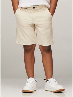 Tommy Hilfiger boys' short.  Material: 77% Cotton. Tommy Hilfiger White Casual Shorts, Tommy Hilfiger Casual Shorts With Pockets, Boys Bottoms, Stretch Chinos, Chino Shorts, Kids Boys, Tommy Hilfiger