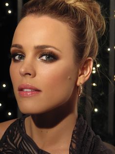 Rachel McAdams #makeup Gold Smoky Eye, Bronzed Makeup Tutorial, Rosa Make-up, Bronze Makeup Look, Bronze Smokey Eye, Make Up Gold, Bronze Makeup, Smokey Eye For Brown Eyes, Smoky Eyes