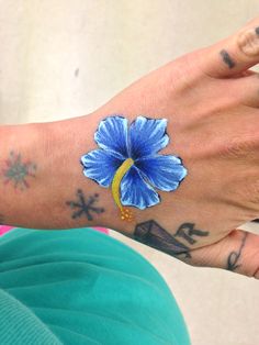 #Hibiscus flower I did on my hand using #poisemakeup as a demonstration for my students at #EIschoolofprofessionalmakeup #bodypainting #bodypaint #creammakeup #flowerbodypainting #bodyart #facepaint #face #painting #body #paint #poiseHDcream #makeup #bodymakeup #poiseHDcreme Beach Face Paint, Face Paint Ideas For Teens, Teen Camp