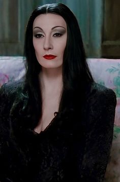 Morticia Addams Hair And Makeup, Addams Family Makeup Morticia, Morticia Gomez Costume, Morticia Addams Anjelica Huston, Adams Family Cosplay, Adams Family Costume Morticia Addams, Mortisha Adams Make Up, Halloween Costume For Dark Hair, Morticia Addams Makeup Halloween