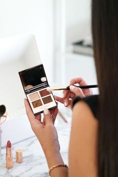 Make Up Pics Pictures, Mua Profile Picture, Makeup Product Photos, Eyeshadow Palette Photography, Makeup Branding, Bronze Smokey Eye, Everyday Eyeshadow, Makeup Lessons