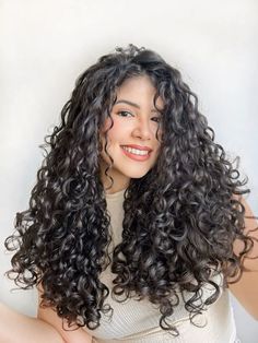 cabelo cacheado medio inspiracao Aesthetic Curls, Siren Hair, Long Layered Curly Hair, Layered Curly Hair, Red Curly Hair, Medium Curls, Curly Wedding Hair, Colored Curly Hair, Heatless Curls