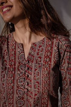 Printed Sleeves Design For Kurtis, Neck Design For Cotton Suits, Kurti Neck Ideas, Full Sleeve Kurti Design, Indian Print Tops, Chudidhar Sleeve Designs, Block Print Kurti Designs Latest, V Neck Cotton Kurti, Kalamkari Churidar Designs