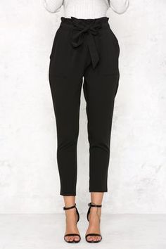 Pinterest:@wornflannel18 Crop Trousers Outfit, Formal Jeans, Cute Office Outfits, Vetements Shoes, Jean Trousers, Crop Trousers, Trousers Outfit, Chic Pants, Outfits 2017