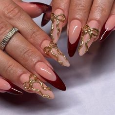 This almond-shaped manicure is perfect for the autumn season, Thanksgiving gatherings, or holiday parties. The rich burgundy shade paired with nude tones and luxurious gold details will have you turning heads at every event. Get inspired for the cozy season with this glamorous and stylish fall nail design.#FallNails #ThanksgivingNails #AutumnNailDesign #BurgundyNails #HolidayNails #GoldNailArt #3DNailArt #AlmondNails #LuxuryNails #NailInspiration Fall Almond Nails Ideas Burgundy, Fall Nails 3d Art, Bows On Nails Nailart, 3d Nails Fall, Fall Textured Nails, 3d Autumn Nails, Fall Nails Elegant, 3d Nail Designs Fall, 3d Fall Nail Designs