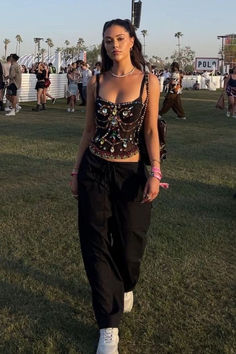 How to dress for glastonbury music festival as a woman #festival #outfits #fashion #summer Boho Rave Outfit, Edgy Festival Outfit, Cold Festival Outfit, Glastonbury Festival Fashion, Summer Music Festival Outfits, Glastonbury Fashion, Glastonbury Music Festival, Coachella Fits, Festival Outfit Ideas