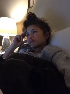 Zendaya Messy Bun, Famous Female Singers, Estilo Zendaya, Zendaya Hair, The Greatest Showman, Zendaya Coleman