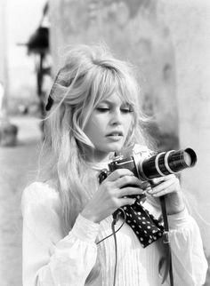 Bridget Bardot Bangs/Hair is the absolute best. Brigitte Bardot Hair, Holding A Camera, Bardot Bangs, Bardot Hair, Bridget Bardot, Olivia Palermo, Haircuts With Bangs, Brigitte Bardot, Hair Envy