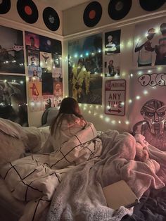 Trap Bedroom Ideas, Room Ideas Aesthetic Grunge Y2k, Bedroom Ideas Tomboy, Skatergirl Room, Boy Room Ideas Teen, Bedroom Ideas Skater, Room Inspo Skater, Room Ideas Skater, Sporty Room Aesthetic