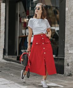 Aprenda a montar looks com Saia Midi simples de usar, veja como utilizar saia midi com tênis, e encontre um dica ótima para não parecer baixinha, até porque você não querer parecer mais baixa com essa sia linda né? Veja agora e não fique por fora #modafeminina #saiamidi #saia #fashiongirl #lookfeminino #lookcomtenis #looktumblr #looksfemininos Look Hippie Chic, Skirt And Sneakers, Elegante Casual, Ladies Dress Design, Fashion Essentials, Modest Outfits, Moda Fashion, Skirt Outfits, Skirt Fashion