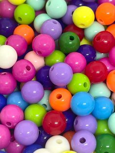 there are many different colored beads together